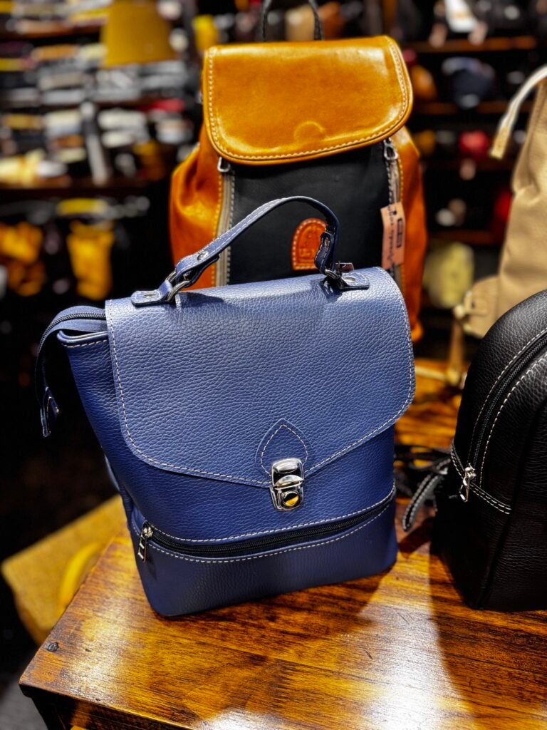 Mochila azul de cuero con solapa y broche — Aranduroga Posadas