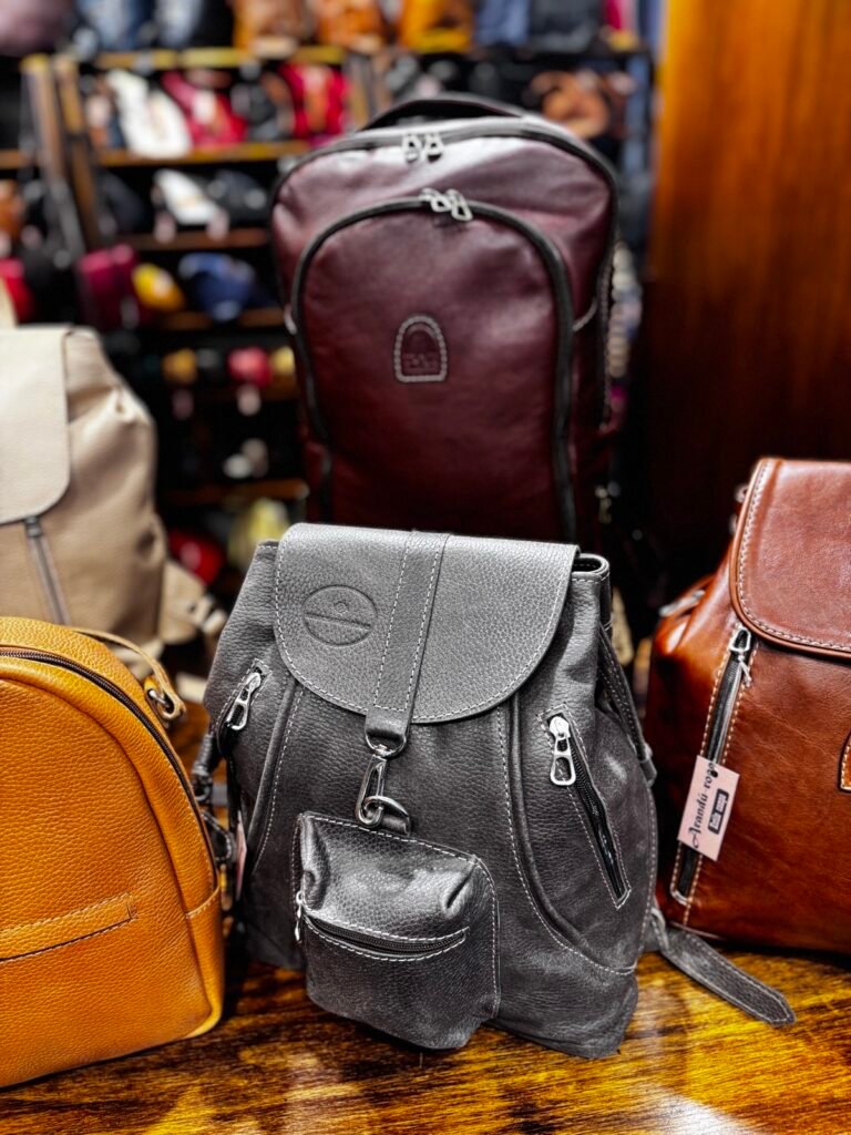 Mochila gris de cuero con bolsillo frontal — Aranduroga Posadas