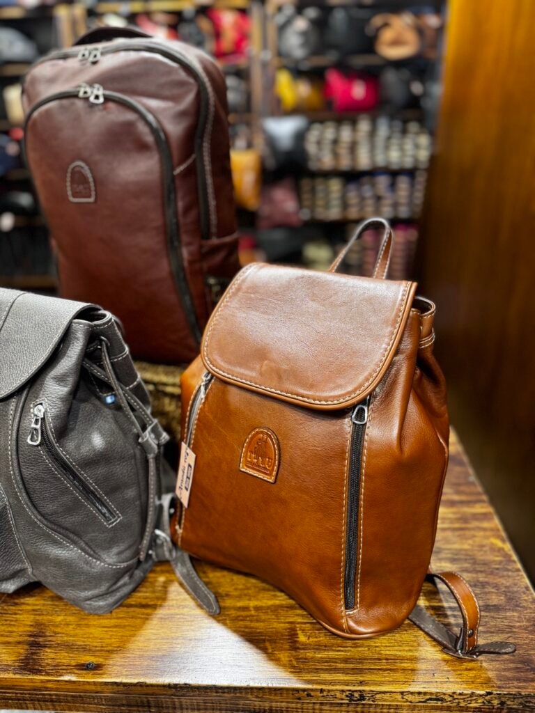 Mochila marrón de cuero con solapa — Aranduroga Posadas