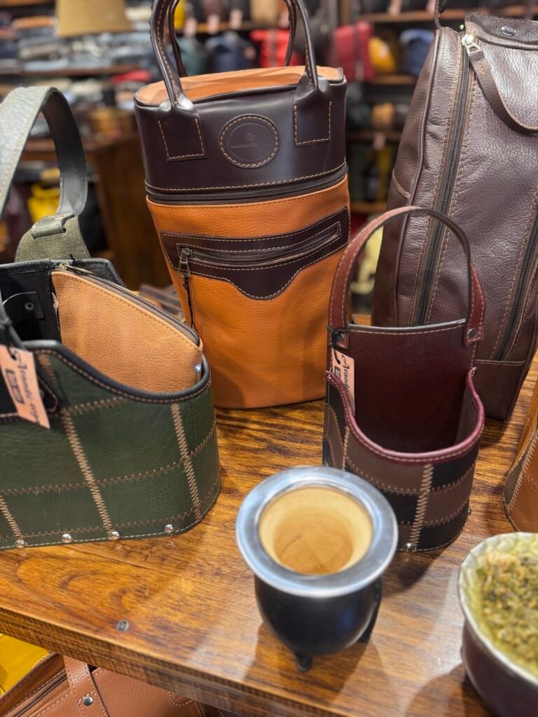 Matera cilíndrica de cuero color cognac con mates — Aranduroga Posadas