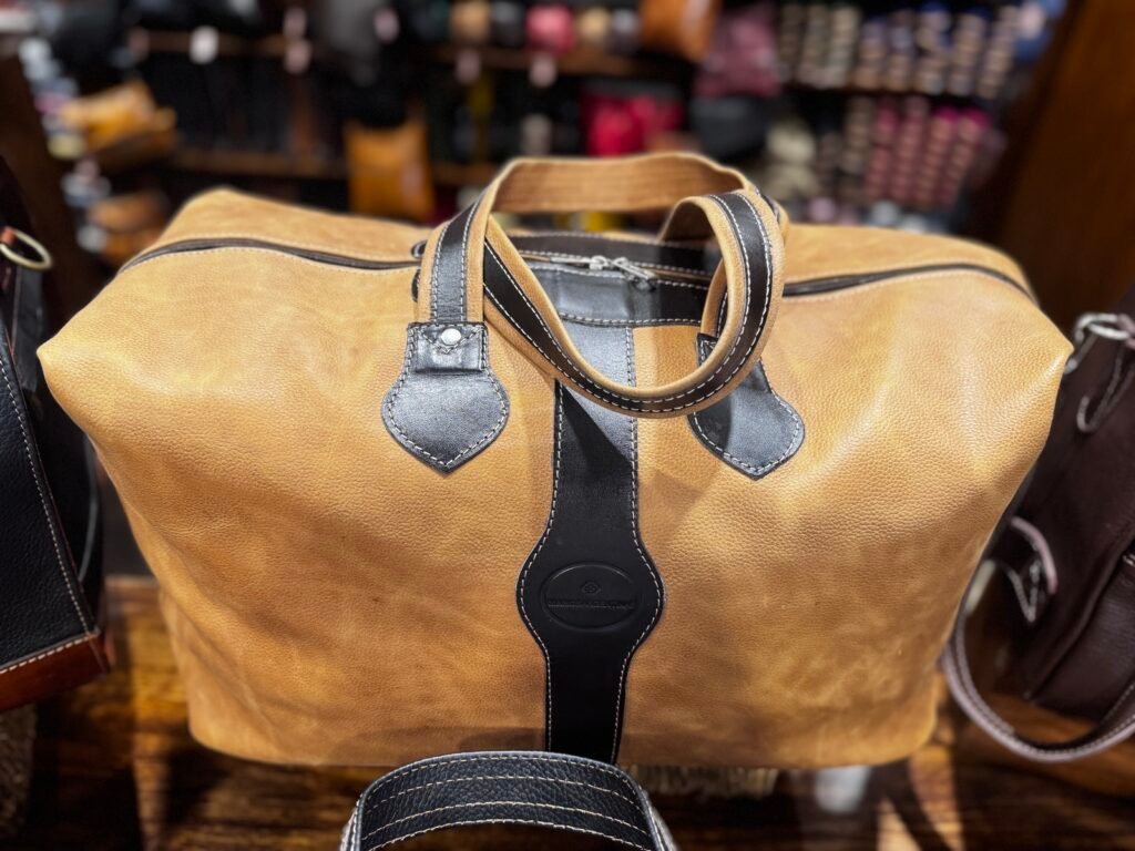 Bolso de viaje de cuero marrón grisáceo — Aranduroga Posadas