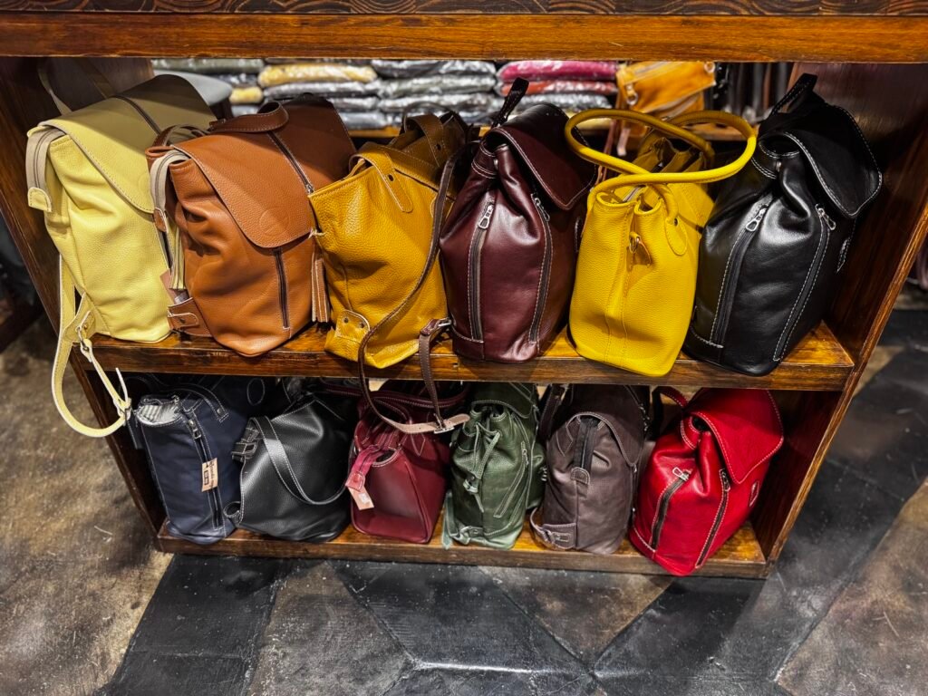 Surtido de carteras de cuero de varios colores — Aranduroga Posadas