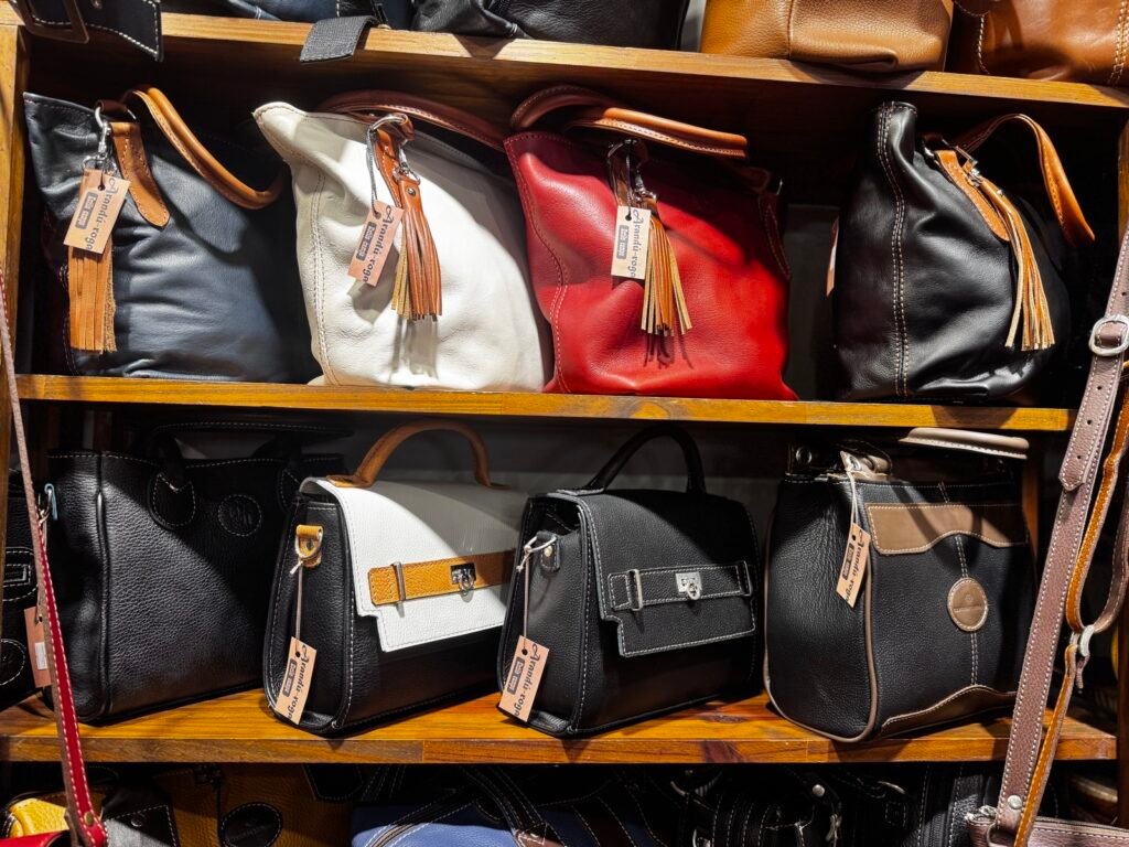 Surtido de carteras pequeñas y bandoleras de cuero — Aranduroga Posadas