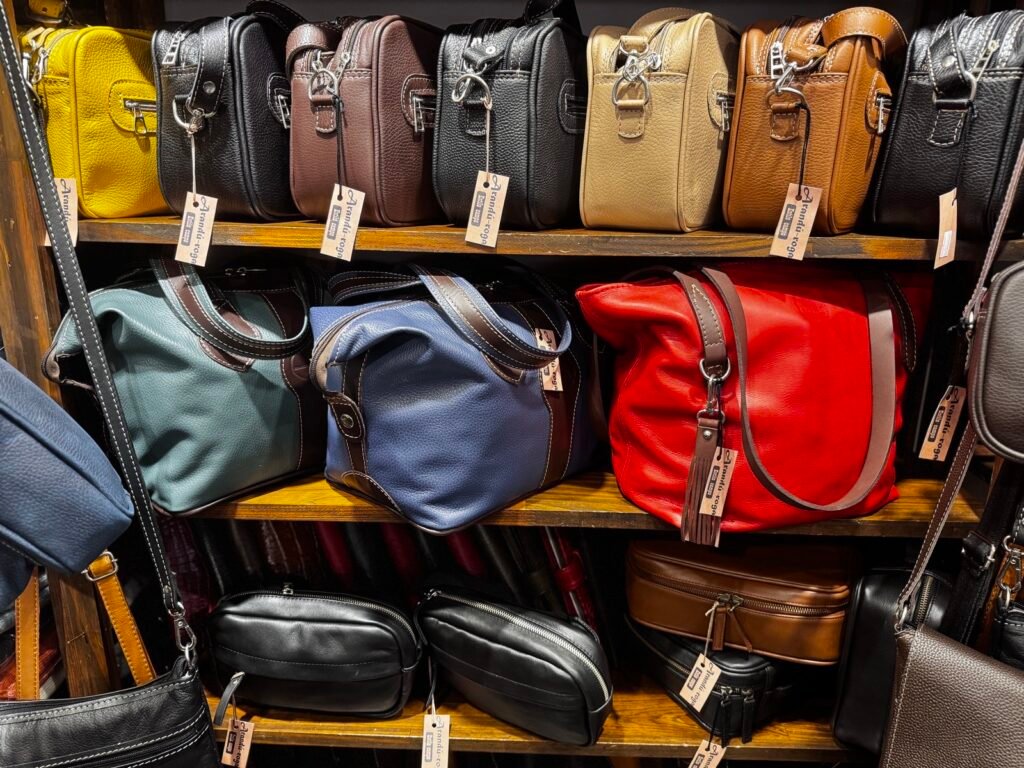 Estantería con carteras y neceseres de cuero variados — Aranduroga Posadas